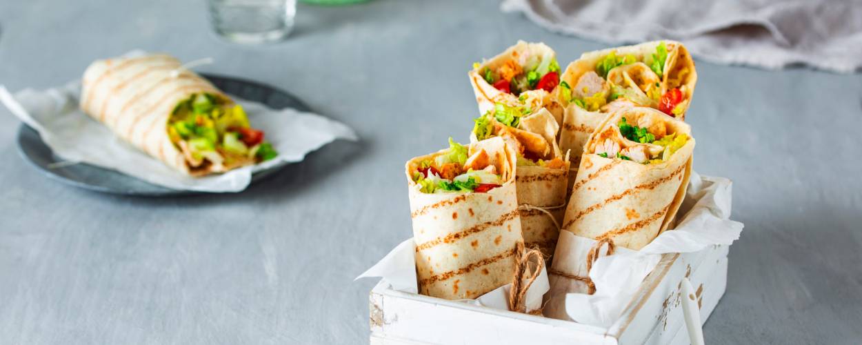 Tortilla z sałatką “Cezar“