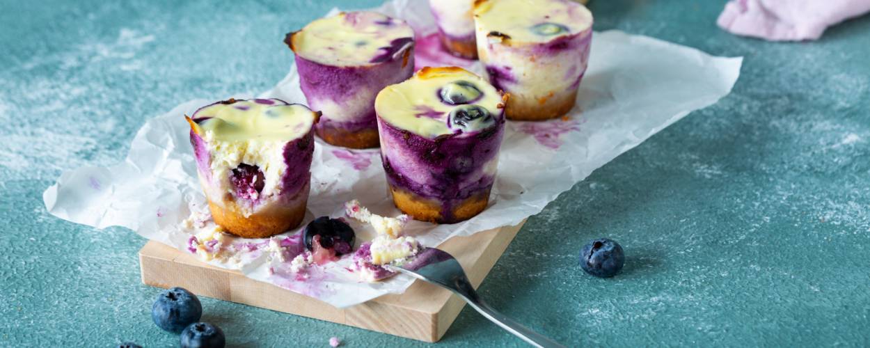 Niskowęglowodanowe muffiny sernikowe z borówkami