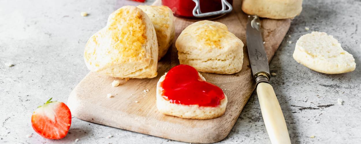 Scones w kształcie serca z dżemem truskawkowym