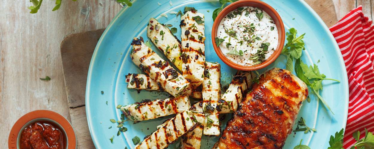 Grillowana pierś z kurczaka w szynce pancetta z selerem i dipem parmezanowym