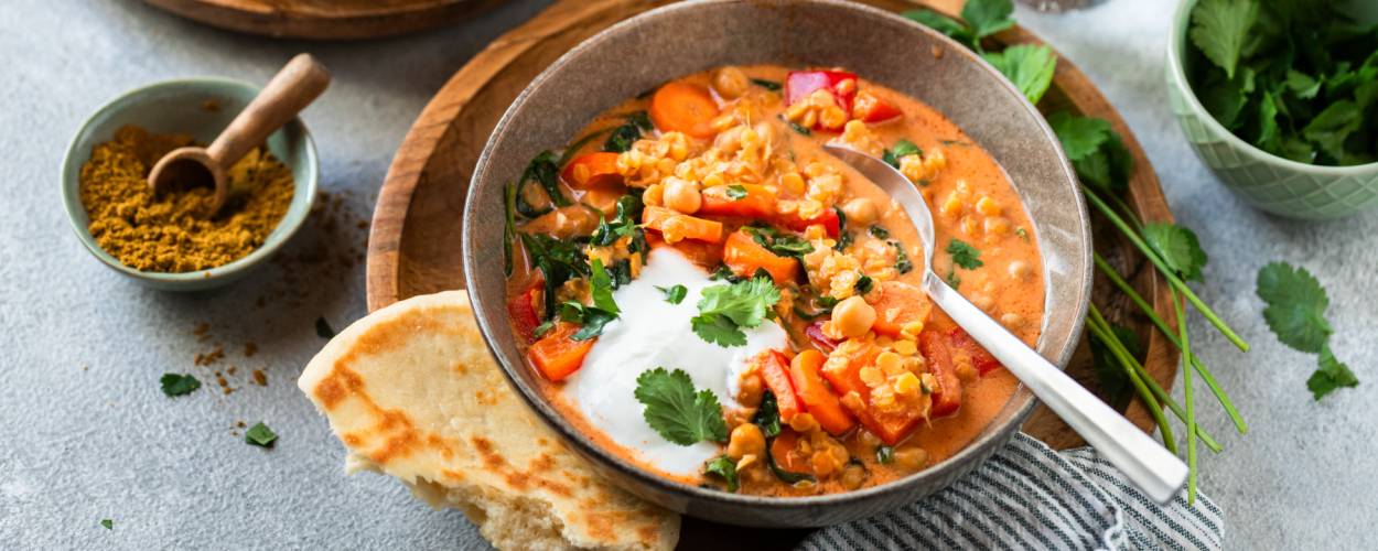 Wysokobiałkowe curry z soczewicy z ciecierzycą i szpinakiem
