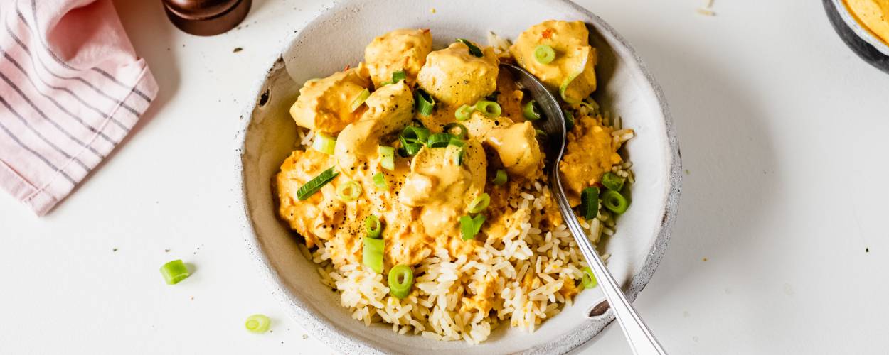 Kurczak z sosem curry i kwaśną śmietaną