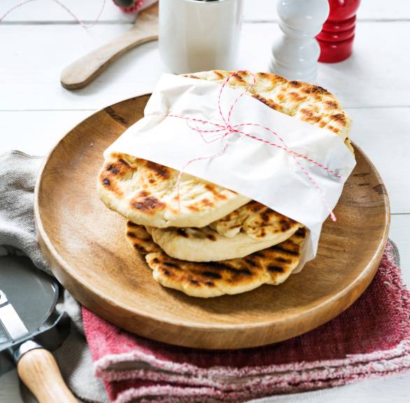 Chlebek naan z ciasta jogurtowo-drożdżowego