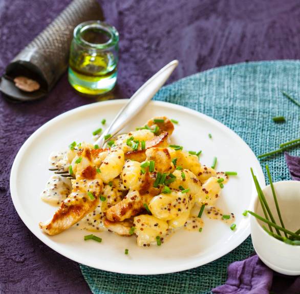 Gnocchi z paskami indyka w kremie ziołowo-musztardowym