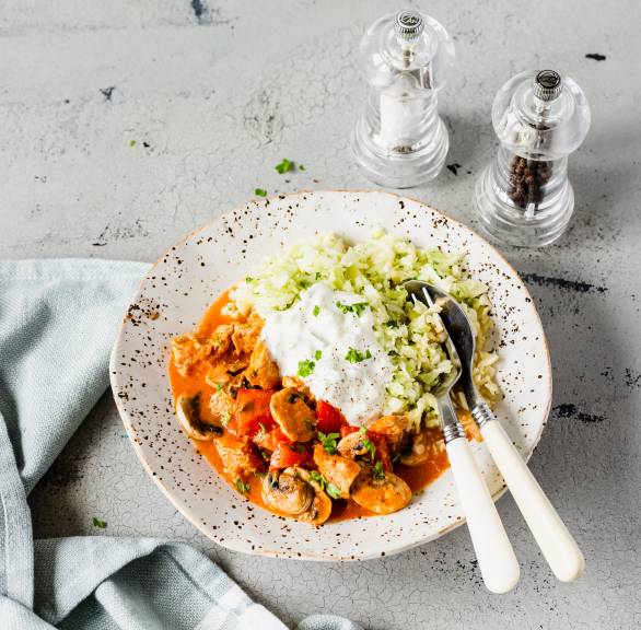 Gyros z indyka z sałatką coleslaw i tzatziki