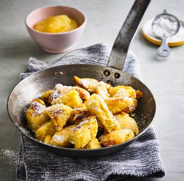 "Kaiserschmarrn" omlet cesarski z musem jabłkowym