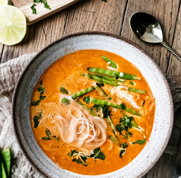 Kokosowa zupa curry z makaronem szklanym i kolendrą