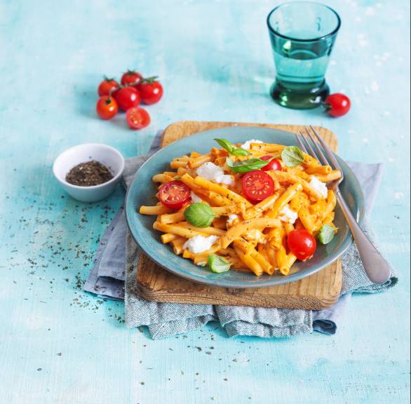 Makaron Macaroni z pomidorami i mozzarellą