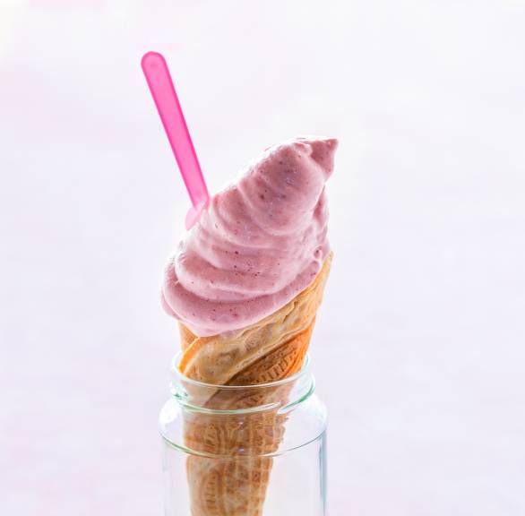 Miękkie lody truskawkowe z miętą