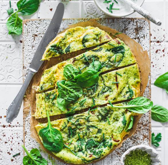 Omlet warzywny z parmezanem i dipem ziołowym