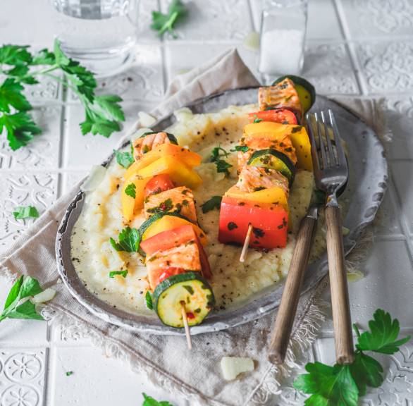 Purée z selera z szaszłykami z łososia i warzywami