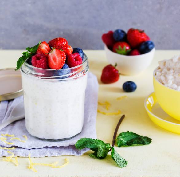 Ryż na mleku z jogurtem skyr i owocami