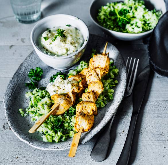Szaszłyki z kurczaka z tzatziki i sałatką coleslaw