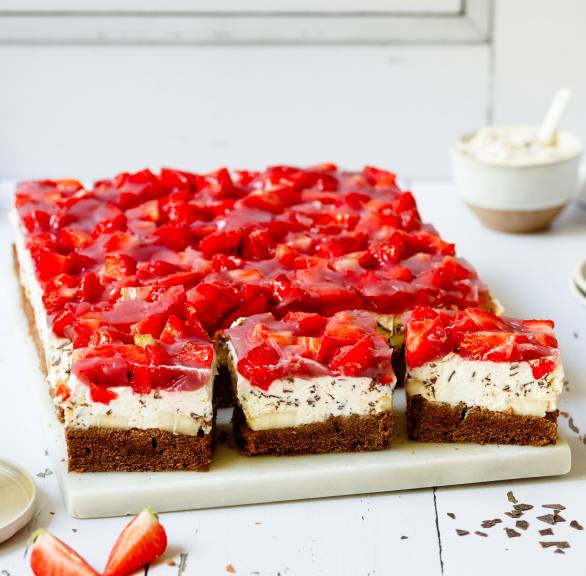 Truskawkowo bananowe ciasto stracciatella z blachy