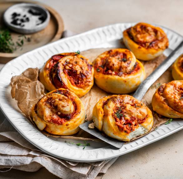 Zwijane bułeczki pizzowe z kwaśną śmietaną