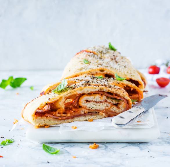 Zwinięty chleb pizzowy