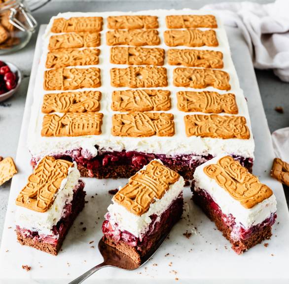 Czekoladowe ciasto ze speculoos z wiśniami