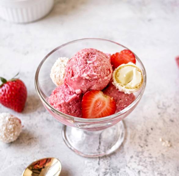 Lody truskawkowe "Raffaello"