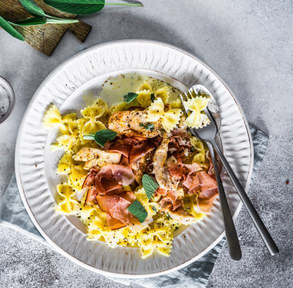 Farfalle z kurczakiem w sosie saltimbocca