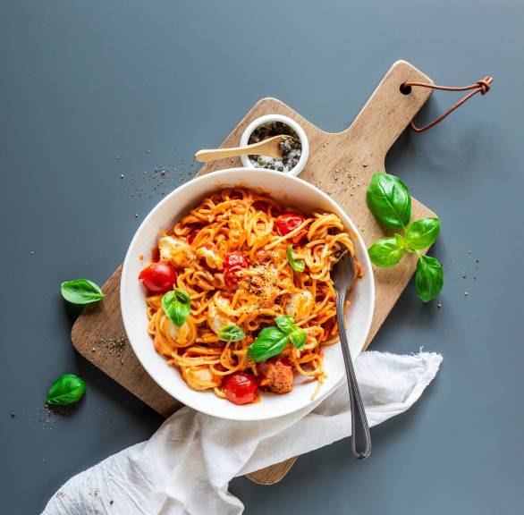 Jednogarnkowe spaghetti z pomidorami i mozzarellą
