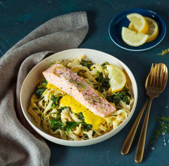 Łosoś z makaronem i sosem curry