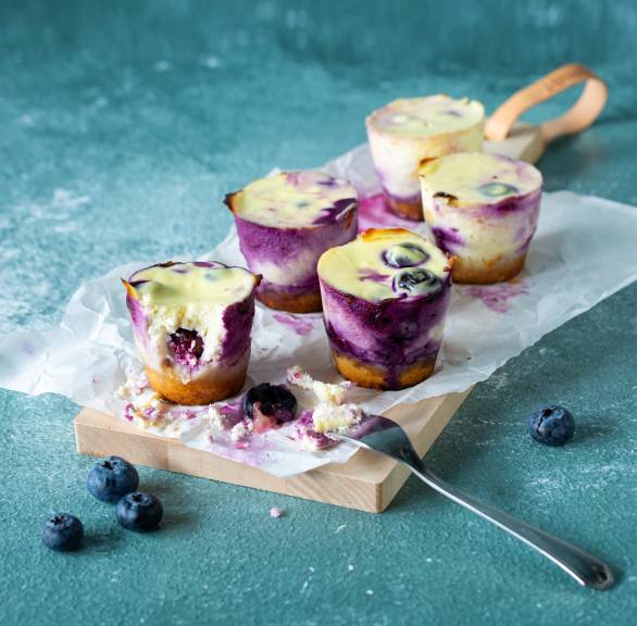 Niskowęglowodanowe muffiny sernikowe z borówkami