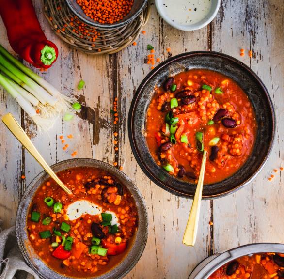 Proste chili sin carne z czerwoną soczewicą
