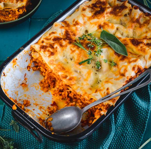 Wegańska lasagne z czerwoną soczewicą