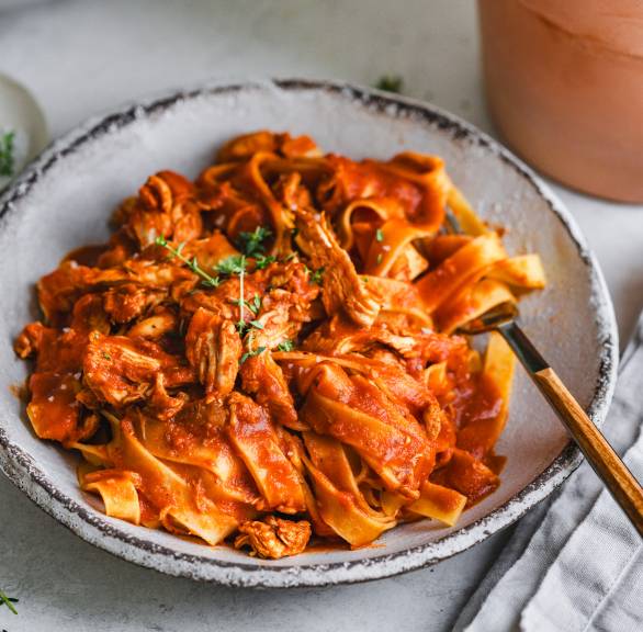 Delikatny szarpany kurczak z tagliatelle