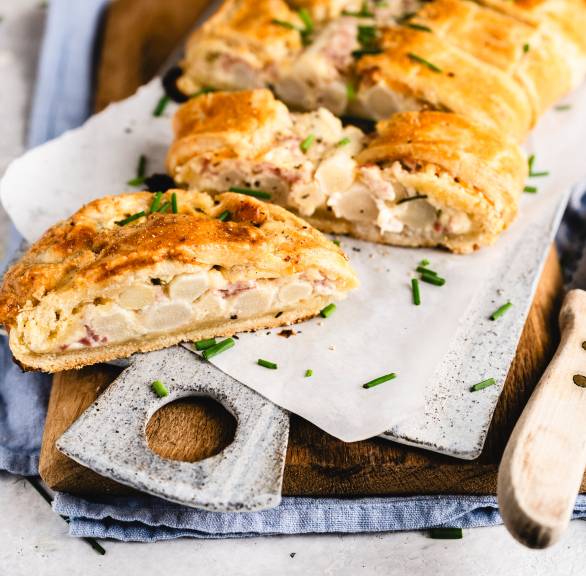 Strudel szparagowy z kremem z szynki camembert