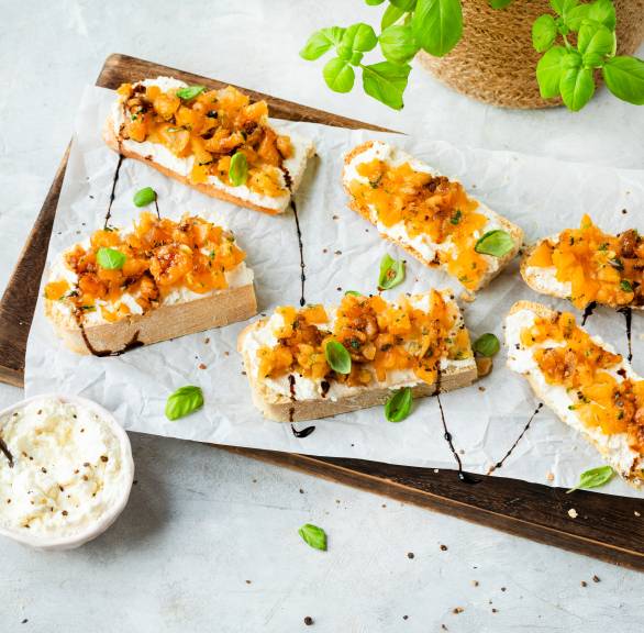 Bruschetta z kremem z fety i salsą z melona