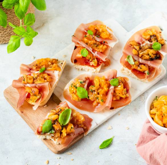 Bruschetta z szynką i z melonem miodowym