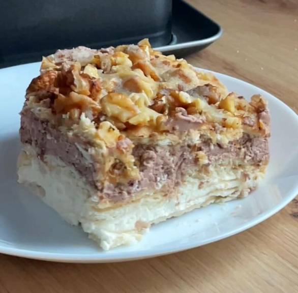 Ciasto z kremem i herbatnikami z karmelem