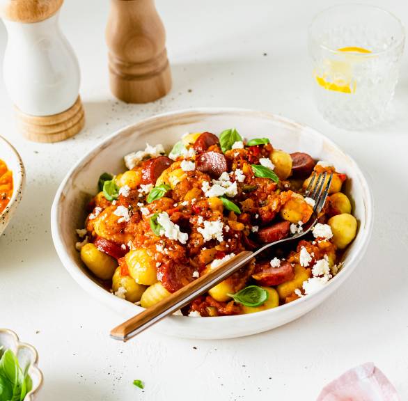 Gnocchi antipasti z fetą i kiełbasą