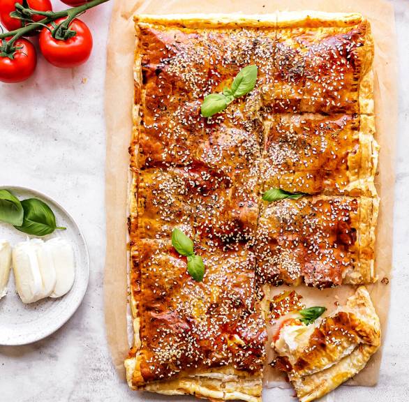 Kąski z ciasta francuskiego z pomidorami i mozzarellą
