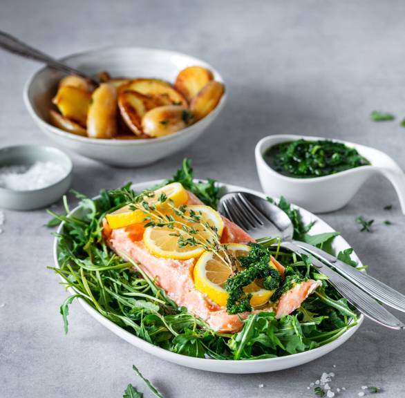 Łosoś sous vide z pieczonymi ziemniakami i sosem ziołowym