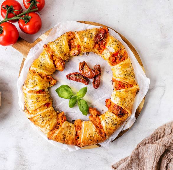 Chrupiący wieniec "Pizza" z ciasta francuskiego