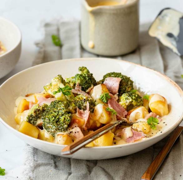 Gnocchi z szynką i sosem holenderskim