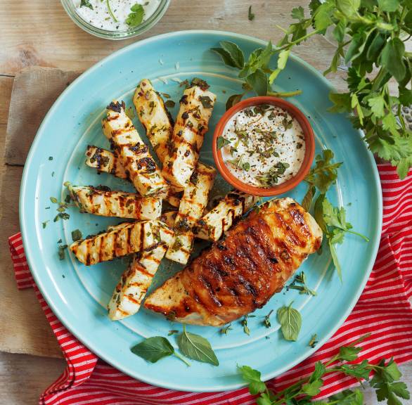 Grillowana pierś z kurczaka w szynce pancetta z selerem i dipem parmezanowym