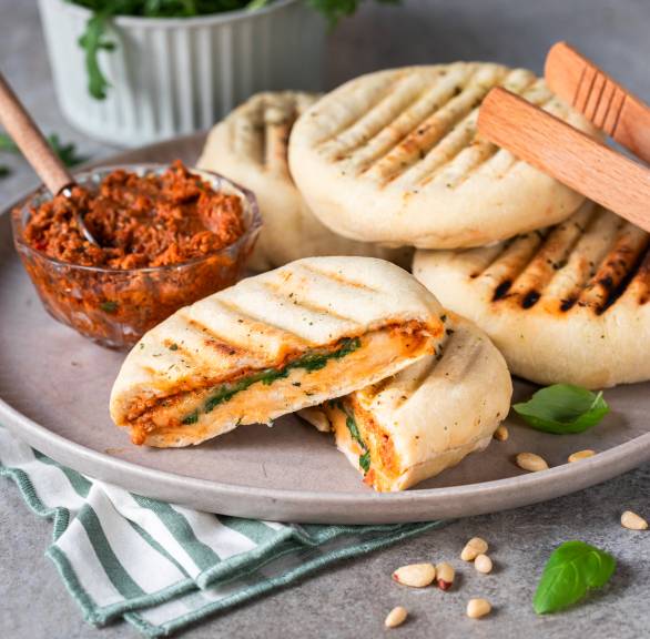 Grillowany chleb z nadzieniem z pomidorów i mozzarelli