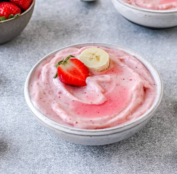Lody śmietankowe Nicecream z truskawkami i rabarbarem