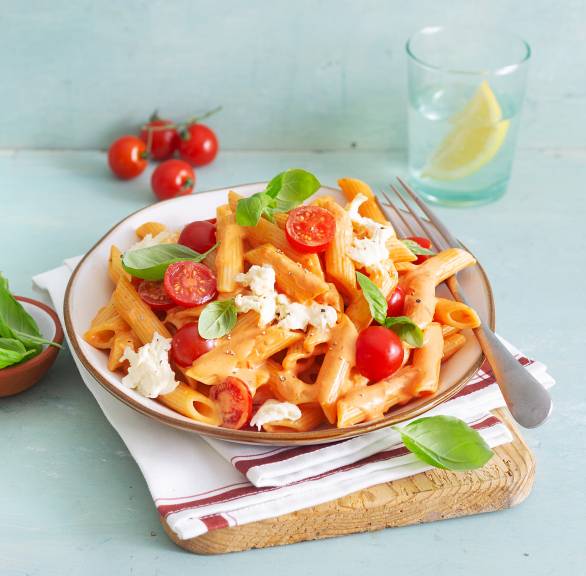 One pot makaron penne z pomidorami i mozzarellą