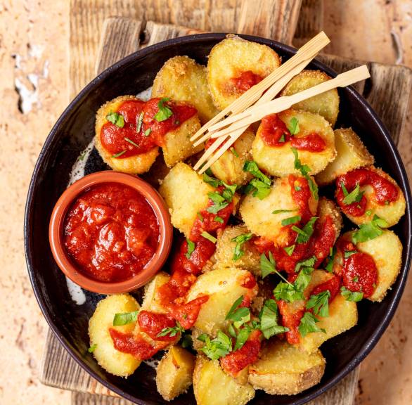 Patatas bravas z salsą mojo