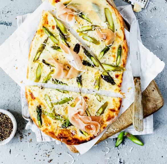 Tarte flambée z zielonymi szparagami