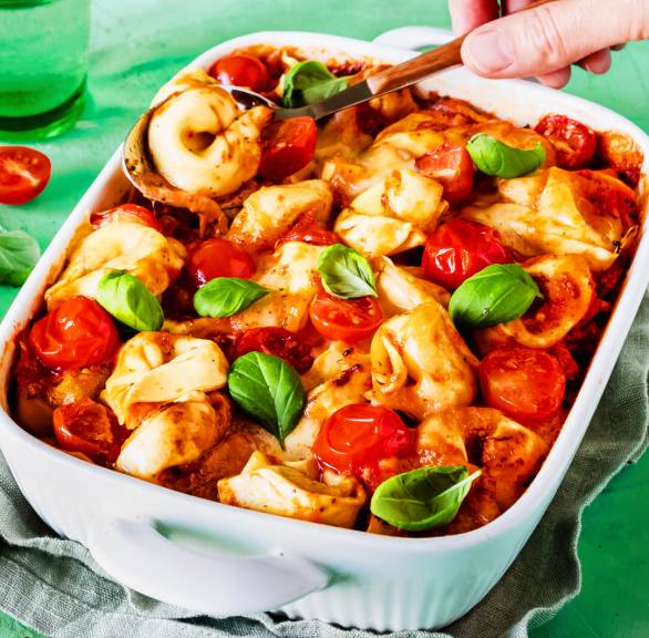 Tortellini z piekarnika z sosem pomidorowym i mozzarellą