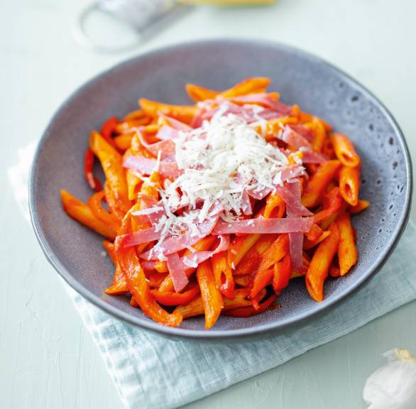 Jednogarnkowe penne z sosem z papryki i salami