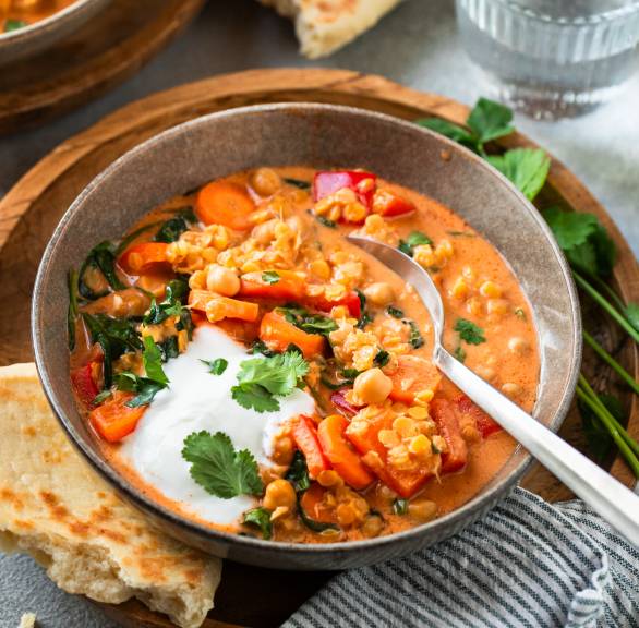 Wysokobiałkowe curry z soczewicy z ciecierzycą i szpinakiem