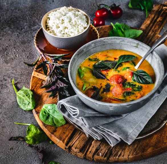 Curry z pomidorami i szpinakiem