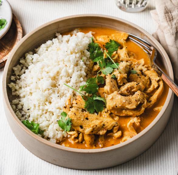 Lekkie curry z szarpanym kurczakiem i ryżem z kalafiora