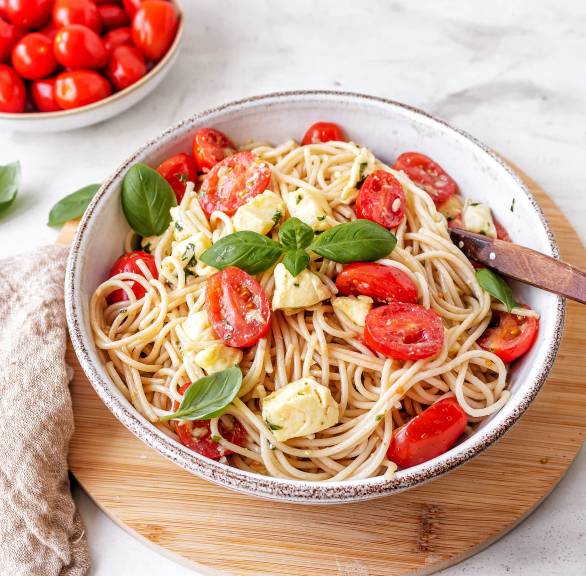 Sałatka orkiszowa ze spaghetti z pomidorami i mozzarellą